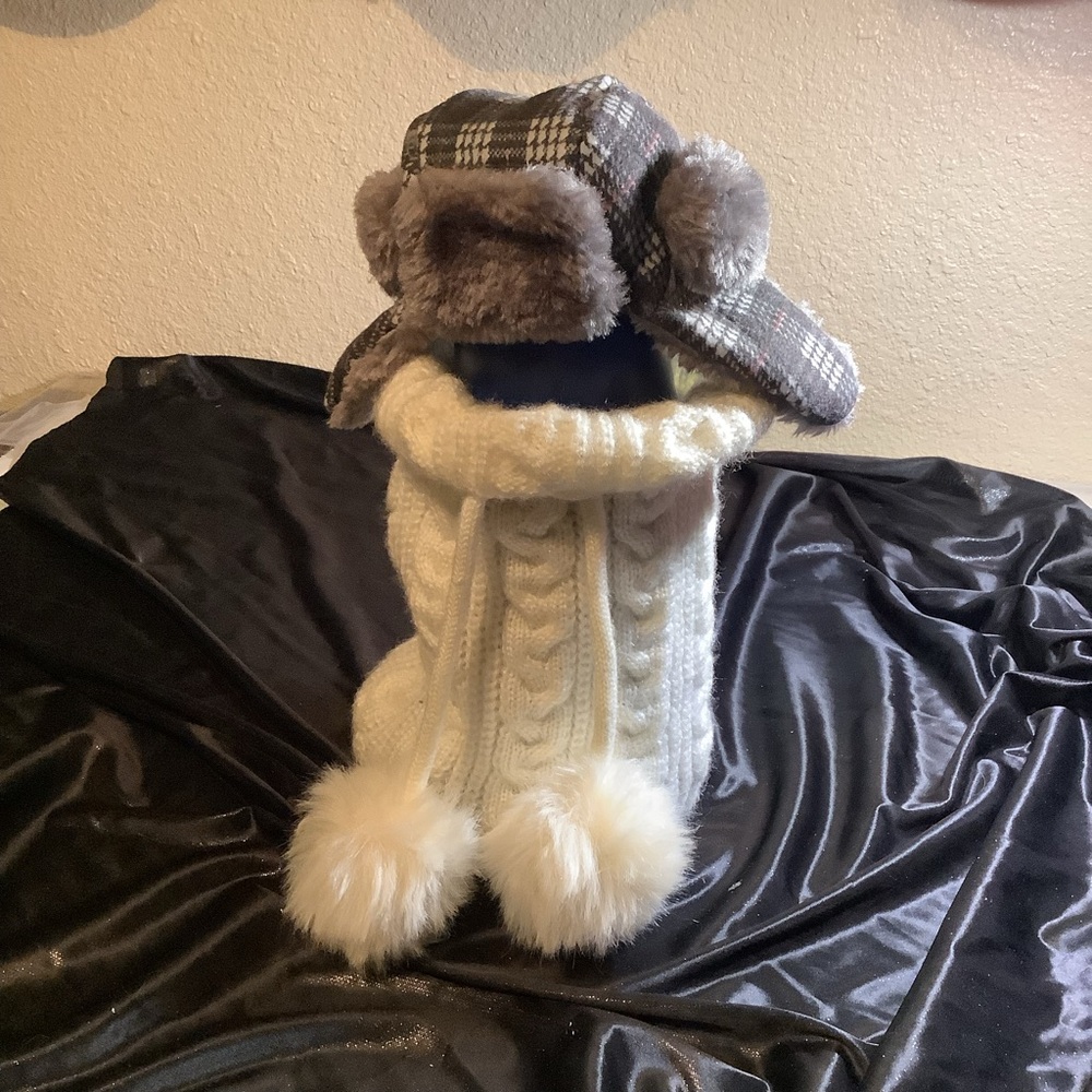 Yankee Candle White Knit Holiday Sweater and Gray Plaid Hat